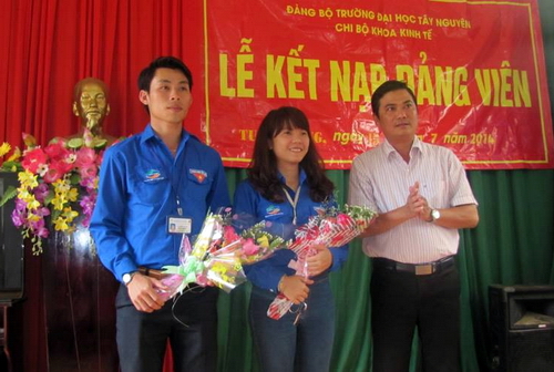 Nông Văn Công và Nguyễn Thị Hồng Thái tại lễ kết nạp Đảng
